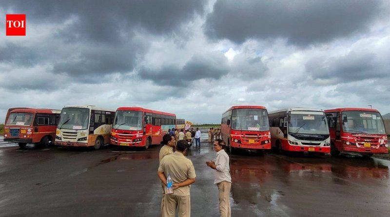 MSRTC वेळापत्रक नाणेफेकीला कारणीभूत आहे कारण पाणी साचणे आणि ठप्प होतात; कॅब चालकांना मोजकेच प्रवासी दिसतात