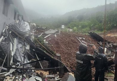 पुण्यात दरड कोसळल्याने 1 ठार, 2 अडकल्याची भीती; बचाव कार्य चालू आहे