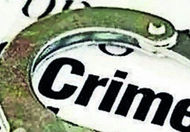 पुण्यातील नवले पुलाजवळ बनावट पोलिसासह अन्य 4 जणांनी बिझमनला 1 कोटी रुपयांची रोकड लुटण्याचा प्रयत्न केला. पुण्यातील नवले पुलाजवळ बनावट पोलिसासह अन्य 4 जणांनी बिझमनला 1 कोटी रुपयांची रोकड लुटण्याचा प्रयत्न केला.