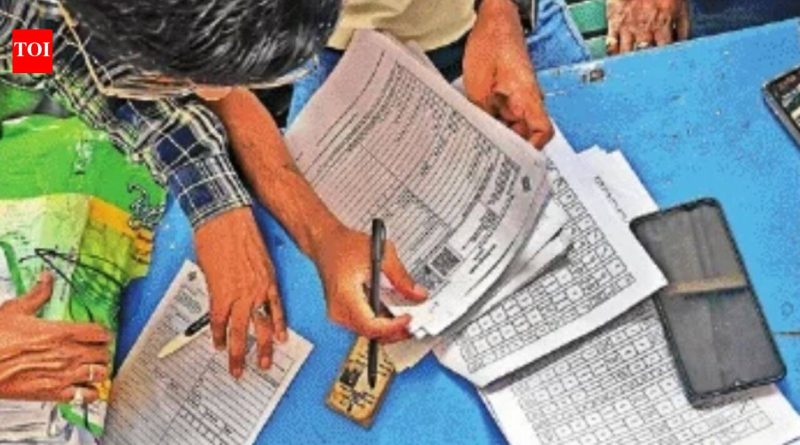 जिल्ह्याला अधिक डेटा-एंट्री ऑपरेटरची गरज भासत आहे कारण मतदारांची गर्दी वाढत आहे जिल्ह्याला अधिक डेटा-एंट्री ऑपरेटरची गरज भासत आहे कारण मतदारांची गर्दी वाढत आहे
